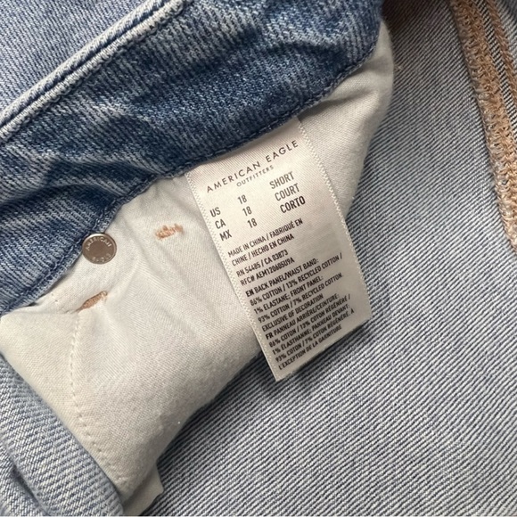 NWT American Eagle - Strigid Curvy Ripped Mom Jean - Size 18 Short - Picture 7 of 11